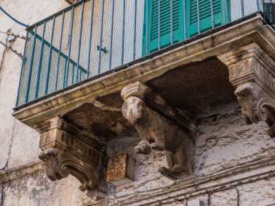 In via Poerio poi due palazzi posti uno di fronte all�altro presentano, al di sotto dei rispettivi balconi...